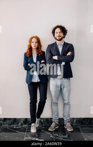 Portrait von zuversichtlich Geschäftsmann und Geschäftsfrau Seite an Seite Stockfoto