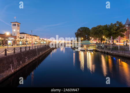 Fluss gegen den blauen Himmel in der Nacht in Malmö, Schweden Stockfoto