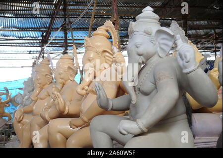 Mumbai, Maharashtra, Indien, Südostasien: Workshop für die großen Idole von Lord Ganesh elefantenköpfige Ganesha Hindu Gott für Ganpati Festival. Stockfoto