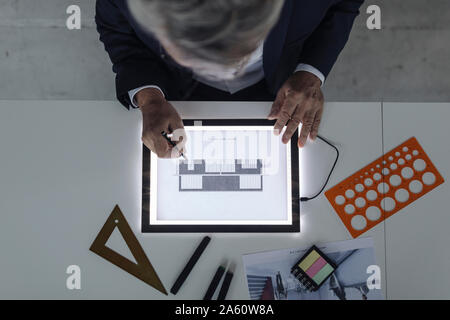 Senior Geschäftsmann Zeichnung auf glänzenden Tablet Stockfoto