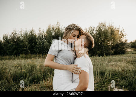 Portrait der junge lächelnde Paar, Mann, Frau und küsste ihre Stockfoto