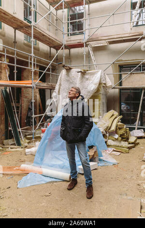 Mann, der auf einer Baustelle Stockfoto