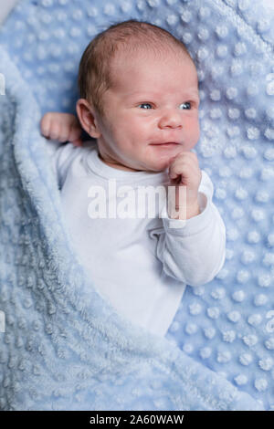 Porträt eines neugeborenen Jungen liegen auf einer Decke Stockfoto