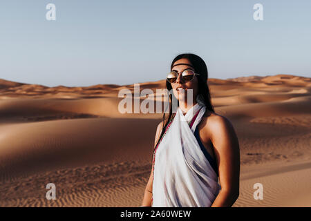 Schöne junge Frau in der Wüste, Merzouga, Marokko Stockfoto