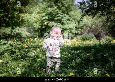 Portrait von cute baby boy im Park Stockfoto