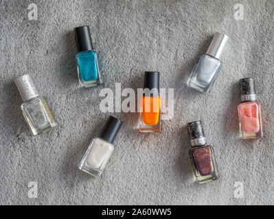 Nagellack Farbe Flaschen auf strukturierten Hintergrund angezeigt. Stockfoto