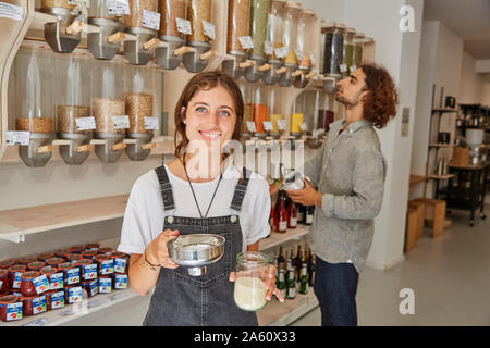 Porträt der lächelnde Frau einkaufen in Verpackung - freien Supermarkt Stockfoto