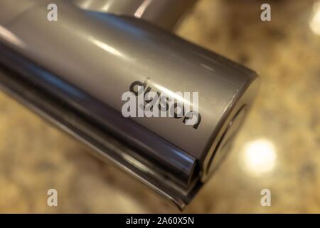 Nahaufnahme des Logos für die Luxusvakuumreinigerfirma Dyson am Endstück des Staubsaugers, 20. September 2019. () Stockfoto