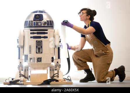 Museum Techniker Jessie Giovane Staniland prüft die original R2-D2, in den Star Wars Film 1977 verwendet, wie es bei der V&A Dundee, wo es das Herzstück der bevorstehenden Hallo, Roboter Ausstellung ankommt. Stockfoto