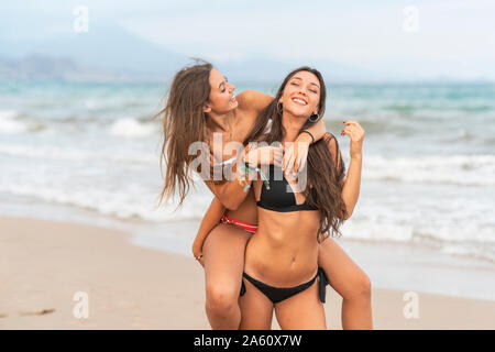 Zwei glückliche weibliche Freunde Spaß am Strand Stockfoto