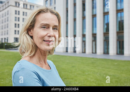 Portrait von zuversichtlich, blonde Frau in der Stadt Stockfoto