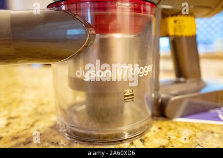 Nahaufnahme des Logos für die Luxusvakuumreinigerfirma Dyson auf einem V7-Auslösemodell Handstaubsauger, 20. September 2019. () Stockfoto