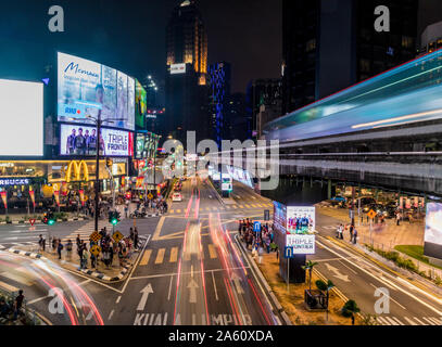 Nacht Straßenszene in Bukit Bintang mit einem KL Monorail in Kuala Lumpur, Malaysia, Südostasien, Asien Stockfoto