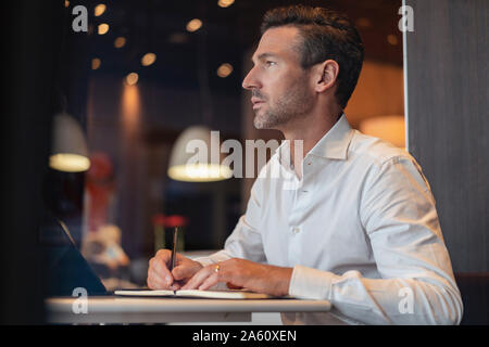Geschäftsmann mit Tablette in ein Cafe Notizen Stockfoto