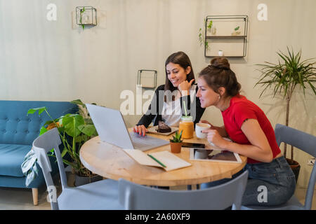 Zwei junge Frauen mit Laptop in einem café Stockfoto
