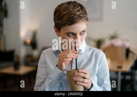 In einem Cafe, das Trinken aus Becher Geschäftsfrau Stockfoto