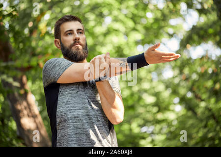 Sportliche Menschen, die sich in der Natur Stockfoto
