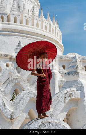 Junge Novizin buddhistischer Mönch stehend auf Tempel Mauern, Mingun, Saigang, Myanmar (Birma), Asien Stockfoto