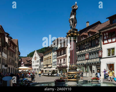 Street Scene, Brunnen mit historischen Markt Kreuz, Stein am Rhein, Kanton Schaffhausen, Schweiz, Europa Stockfoto