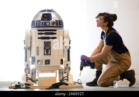 Museum Techniker Jessie Giovane Staniland prüft die original R2-D2, in den Star Wars Film 1977 verwendet, wie es bei der V&A Dundee, wo es das Herzstück der bevorstehenden Hallo, Roboter Ausstellung ankommt. Stockfoto