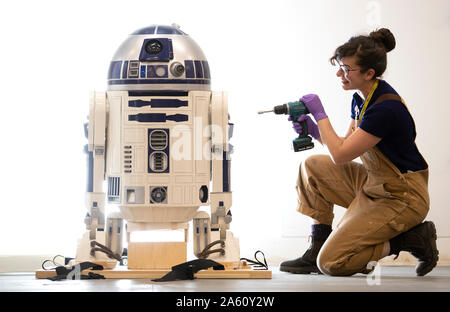 Museum Techniker Jessie Giovane Staniland prüft die original R2-D2, in den Star Wars Film 1977 verwendet, wie es bei der V&A Dundee, wo es das Herzstück der bevorstehenden Hallo, Roboter Ausstellung ankommt. Stockfoto