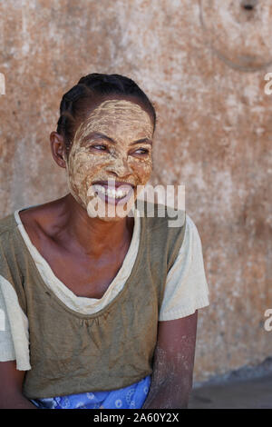 Menschen auf dem Wochenmarkt in Belo sur Tsiribihina, Menabe region, westlichen Madagaskar, Afrika Stockfoto