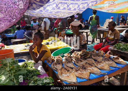 Wochenmarkt in Belo sur Tsiribihina, Menabe region, westlichen Madagaskar, Afrika Stockfoto