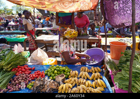 Wochenmarkt in Belo sur Tsiribihina, Menabe region, westlichen Madagaskar, Afrika Stockfoto