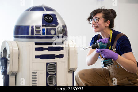 Museum Techniker Jessie Giovane Staniland prüft die original R2-D2, in den Star Wars Film 1977 verwendet, wie es bei der V&A Dundee, wo es das Herzstück der bevorstehenden Hallo, Roboter Ausstellung ankommt. Stockfoto