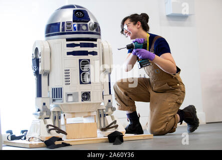 Museum Techniker Jessie Giovane Staniland prüft die original R2-D2, in den Star Wars Film 1977 verwendet, wie es bei der V&A Dundee, wo es das Herzstück der bevorstehenden Hallo, Roboter Ausstellung ankommt. Stockfoto