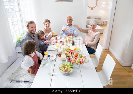 Glückliche Familie Mittag zu Hause in Stockfoto