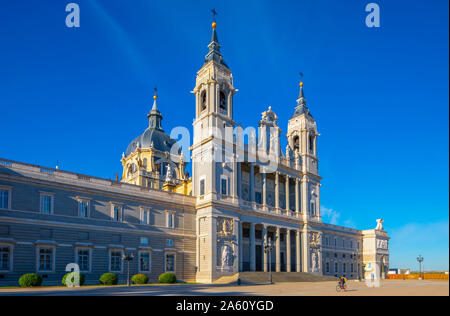 Die Außenseite des Almudena Kathedrale, Madrid, Spanien, Europa Stockfoto