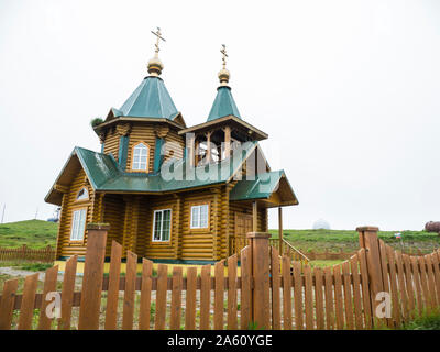 Außenansicht der Russischen Orthodoxen Kirche in Nikolskoye Dorf, Kommandeur Inseln, Kamtschatka, Russland, Eurasien Stockfoto