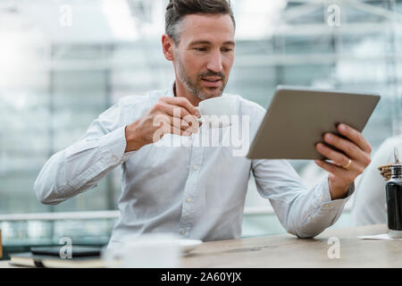 Geschäftsmann mit Tablet in einem café Stockfoto