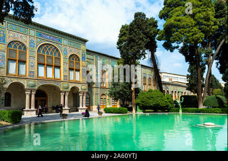 Fassade und Teich, Golestan Palast, UNESCO-Weltkulturerbe, Teheran, Islamische Republik Iran, Naher Osten Stockfoto