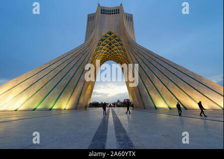 Azadi Turm (Freiheitsdenkmal) früher bekannt als Shahyad Turm und kulturellen Komplex bei Sonnenuntergang, Teheran, Islamische Republik Iran, Naher Osten Stockfoto