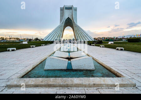 Azadi Turm (Freiheitsdenkmal) früher bekannt als Shahyad Turm und kulturellen Komplex bei Sonnenuntergang, Teheran, Islamische Republik Iran, Naher Osten Stockfoto