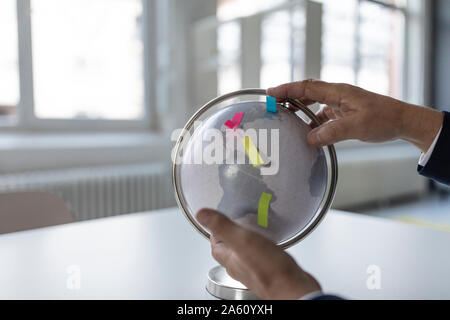 Hände der Geschäftsmann mit Kugel Stockfoto