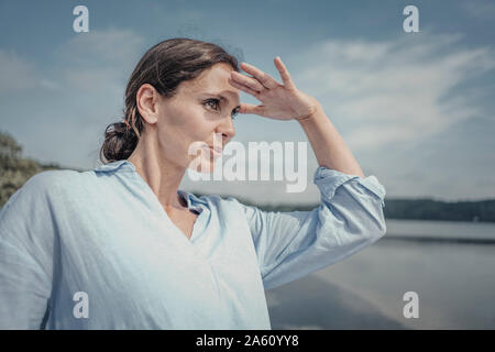 Frau am Meer suchen, Porträt Stockfoto