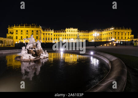 Marmor Statuen der Najadenbrunnen vor der beleuchteten Schloss Schönbrunn, Weltkulturerbe der UNESCO, Wien, Österreich, Europa Stockfoto