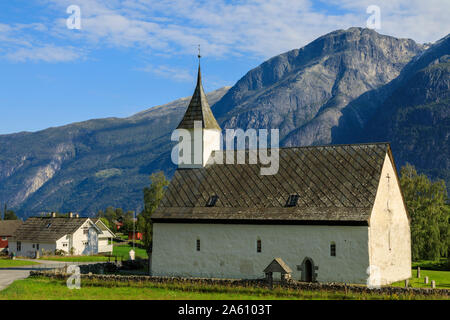 Alten weißen Kirche aus 1309, sonnigen Tag, die Berge und das Dorf Kulisse, Eidfjord, Norwegen westlichen Fjorde, Norwegen, Skandinavien, Europa Stockfoto