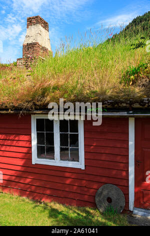 Rasen Dach, Holz- roten Häuschen, Haereid Hochplateau, sonnigen Tag, wunderschönen Eidfjord, Norwegen westlichen Fjorde, Norwegen, Skandinavien, Europa Stockfoto