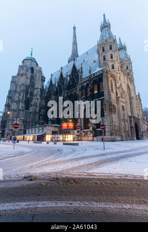 Schnee rund um die gotische St. Stephen's Cathedral (Stephansdom), Wien, Österreich, Europa Stockfoto