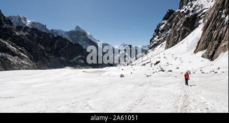 Junge Frau wandern in Sagarmatha National Park, Everest Base Camp trek, Nepal Stockfoto