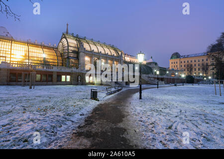 Palmenhaus Gewächshaus Blick von der Hofburg Gärten mit Schnee, Burggarten, Wien, Österreich, Europa Stockfoto