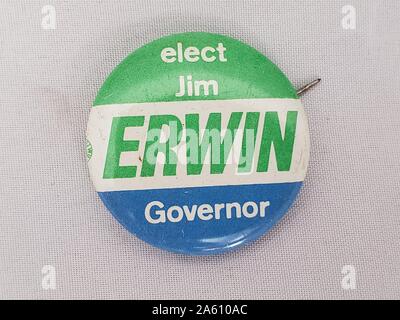 Pinback Button mit Textlesung Wählt Jim Erwin Gouverneur und verweist auf James Erwins Kampagne für den Gouverneur von Maine, Vereinigte Staaten, 1974. () Stockfoto