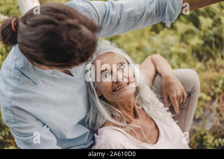 Tochter, Mutter, lehnte sich auf dem Schoß, Entspannung in der Natur Stockfoto