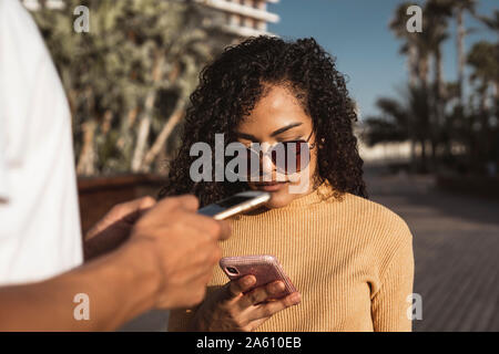 Junges Paar in der Stadt, mit ihren Smartphones Stockfoto