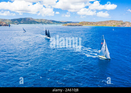 Luftaufnahme von drohne von Segelbooten während einer Regatta, Antigua, Leeward Inseln, West Indies, Karibik, Zentral- und Lateinamerika Stockfoto