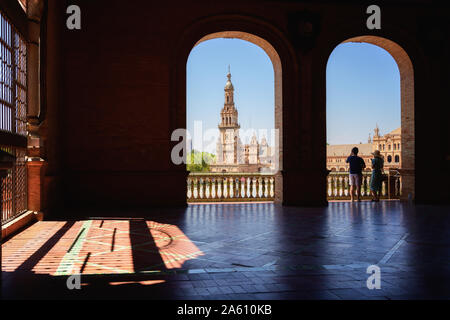 Touristen Anzeigen der Plaza de Espana in Parque de Maria Luisa bei Nacht, Sevilla, Andalusien, Spanien, Europa Stockfoto